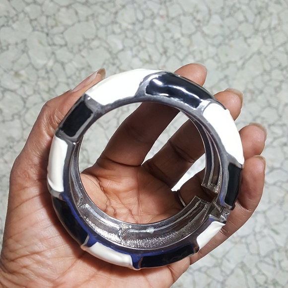 AUTHENTIC Lia Sophia Bangle NWOT - Picture 3 of 3